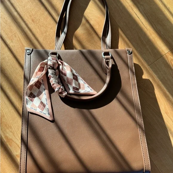 Elegant Brown Leather Tote Bag handbag - Picture 2 of 10